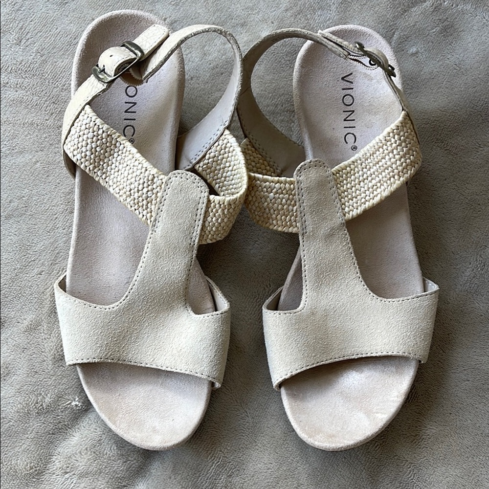 Vionic Women's Beige Kaytie Sandals